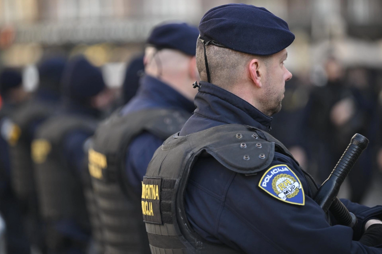 Konobar smirivao situaciju, a onda je nastao kaos, dramatična intervencija policije u Domu zdravlja!